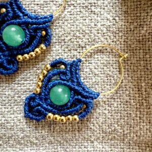 Boucles d’oreilles créoles en macramé artisanal avec perles d’aventurine verte