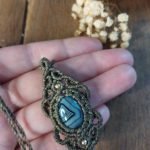Sautoir artisanal en macramé kaki avec pendentif agate noire