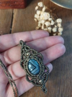 Sautoir artisanal en macramé kaki avec pendentif agate noire