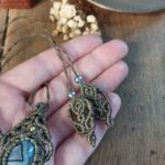 Sautoir artisanal en macramé kaki avec pendentif agate noire