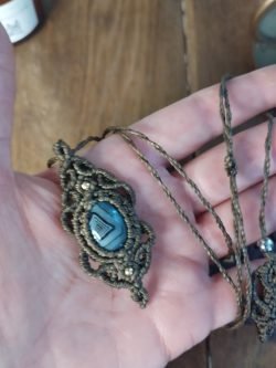 Sautoir artisanal en macramé kaki avec pendentif agate noire
