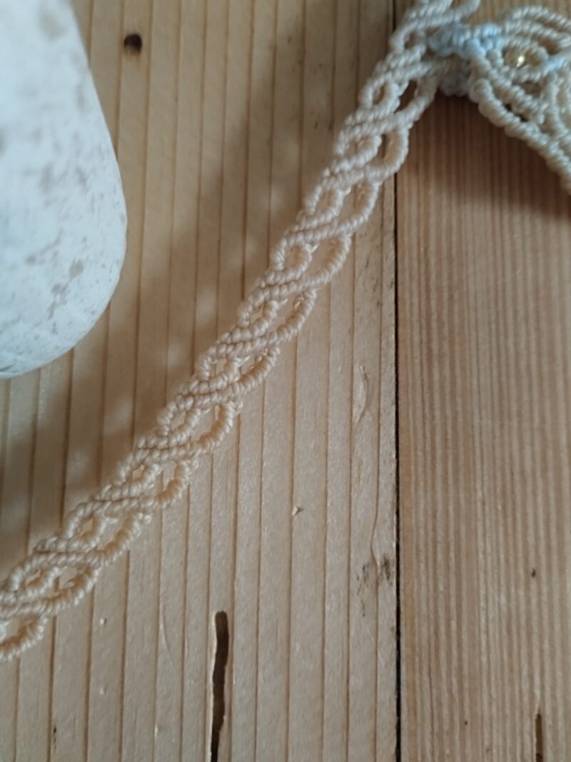 Ras de cou bohème en macramé beige avec pierre quartz rose et perles laiton