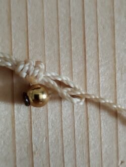 Ras de cou bohème en macramé beige avec pierre quartz rose et perles laiton