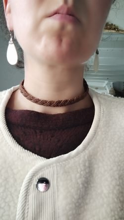 Ras de cou brun en macramé artisanal avec perle acier inoxydable
