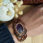 Manchette en macramé avec améthyste naturelle, fil noir, marron et taupe, perles laiton