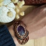 Manchette en macramé avec améthyste naturelle, fil noir, marron et taupe, perles laiton