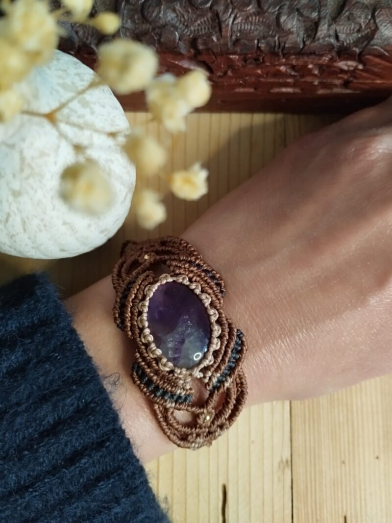 Manchette en macramé avec améthyste naturelle, fil noir, marron et taupe, perles laiton