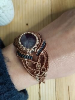 Manchette en macramé avec améthyste naturelle, fil noir, marron et taupe, perles laiton