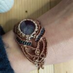 Manchette en macramé avec améthyste naturelle, fil noir, marron et taupe, perles laiton