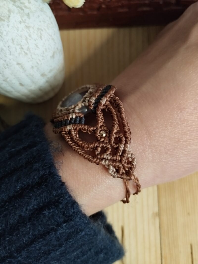 Manchette en macramé avec améthyste naturelle, fil noir, marron et taupe, perles laiton