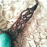 Collier dentelles en macramé marron foncé avec aventurine verte et perles laiton