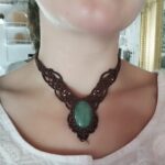 Collier dentelles en macramé marron foncé avec aventurine verte et perles laiton