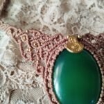 Plastron ras de cou en macramé marron glacé avec agate verte et breloque indienne en laiton
