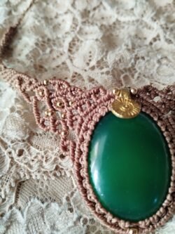 Plastron ras de cou en macramé marron glacé avec agate verte et breloque indienne en laiton