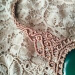 Plastron ras de cou en macramé marron glacé avec agate verte et breloque indienne en laiton