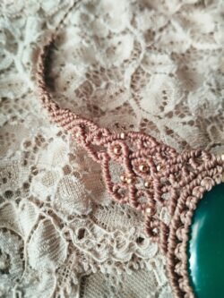 Plastron ras de cou en macramé marron glacé avec agate verte et breloque indienne en laiton