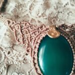 Plastron ras de cou en macramé marron glacé avec agate verte et breloque indienne en laiton