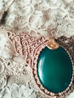 Plastron ras de cou en macramé marron glacé avec agate verte et breloque indienne en laiton