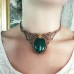 Plastron ras de cou en macramé marron glacé avec agate verte et breloque indienne en laiton