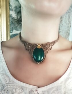 Plastron ras de cou en macramé marron glacé avec agate verte et breloque indienne en laiton