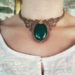 Plastron ras de cou en macramé marron glacé avec agate verte et breloque indienne en laiton