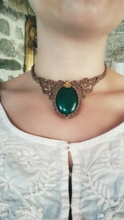Plastron ras de cou en macramé marron glacé avec agate verte et breloque indienne en laiton