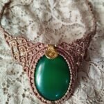 Plastron ras de cou en macramé marron glacé avec agate verte et breloque indienne en laiton