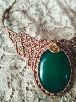 Plastron ras de cou en macramé marron glacé avec agate verte et breloque indienne en laiton