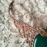 Plastron ras de cou en macramé marron glacé avec agate verte et breloque indienne en laiton