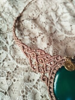 Plastron ras de cou en macramé marron glacé avec agate verte et breloque indienne en laiton