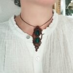 Sautoir artisanal en macramé marron avec deux agates vertes et perles laiton
