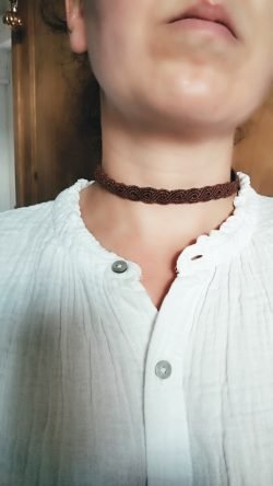 Ras de cou brun en macramé artisanal avec perle acier inoxydable