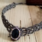 Ras de cou artisanal en macramé kaki et taupe avec pierre d'onyx noir