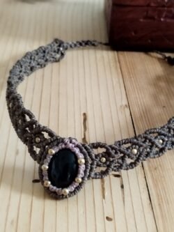 Ras de cou artisanal en macramé kaki et taupe avec pierre d'onyx noir