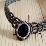 Ras de cou artisanal en macramé kaki et taupe avec pierre d'onyx noir