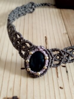 Ras de cou artisanal en macramé kaki et taupe avec pierre d'onyx noir