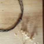 Ras de cou artisanal en macramé kaki et taupe avec pierre d'onyx noir