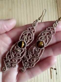Boucles d’oreilles pendantes en macramé marron glacé avec perles d’œil de tigre et perles laiton