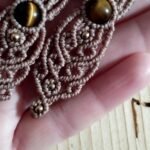 Boucles d’oreilles pendantes en macramé marron glacé avec perles d’œil de tigre et perles laiton