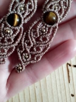 Boucles d’oreilles pendantes en macramé marron glacé avec perles d’œil de tigre et perles laiton