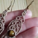 Boucles d’oreilles pendantes en macramé marron glacé avec perles d’œil de tigre et perles laiton