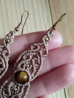 Boucles d’oreilles pendantes en macramé marron glacé avec perles d’œil de tigre et perles laiton