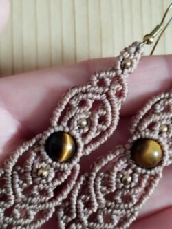 Boucles d’oreilles pendantes en macramé marron glacé avec perles d’œil de tigre et perles laiton
