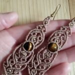 Boucles d’oreilles pendantes en macramé marron glacé avec perles d’œil de tigre et perles laiton
