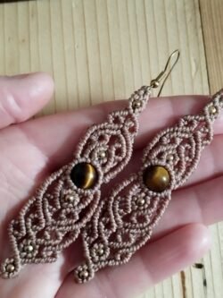 Boucles d’oreilles pendantes en macramé marron glacé avec perles d’œil de tigre et perles laiton