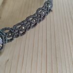 Ras de cou artisanal en macramé kaki et taupe avec pierre d'onyx noir
