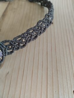Ras de cou artisanal en macramé kaki et taupe avec pierre d'onyx noir