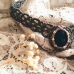 Ras de cou artisanal en macramé kaki et taupe avec pierre d'onyx noir