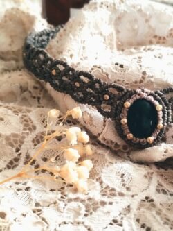 Ras de cou artisanal en macramé kaki et taupe avec pierre d'onyx noir
