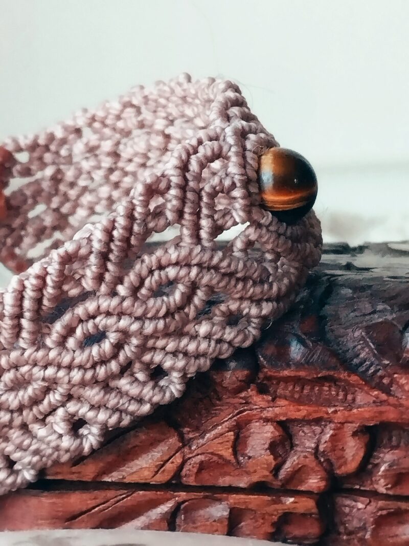 Bracelet macramé marron glacé avec perle œil de tigre et motifs arabesques